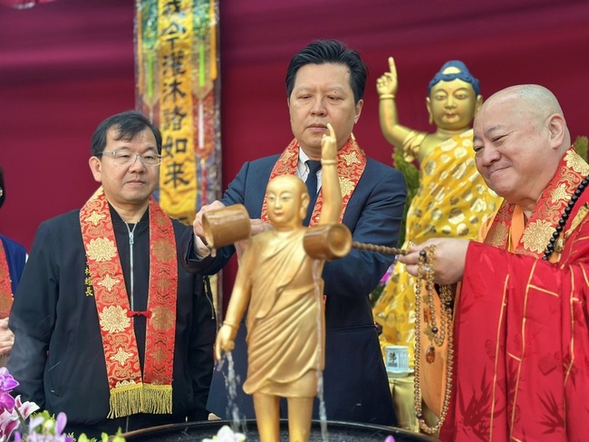 新北佛教會舉辦浴佛節慶祝大會 市府贈匾感謝 | 華視新聞