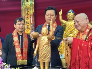 新北佛教會舉辦浴佛節慶祝大會 市府贈匾感謝