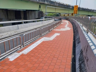 秀朗橋往新店人行道磁磚破裂  4/15起施工改善