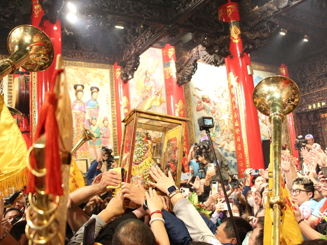 大甲媽祖遶境回鑾延遲逾2小時 信徒簇擁返廟安座 | 華視新聞