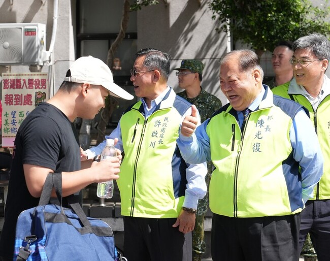 澎湖籍役男從軍去 陳光復勉勇敢入伍平安返鄉 | 華視新聞