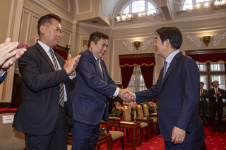 總統：國家利益前提下保障產業發展  持續與美談判