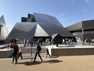 大阪世博13日開幕 3000人冒雨參觀TECH WORLD館