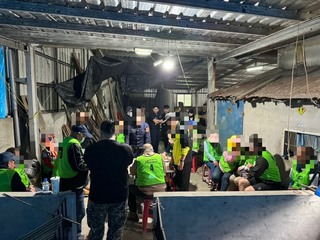 屏東廢棄豬舍旁聚賭  警逮15人送辦