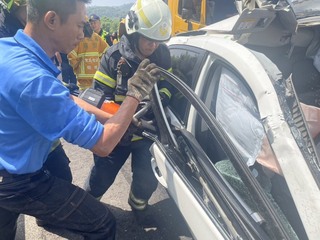 國3中興路段轎車失控撞砂石車 駕駛傷重不治
