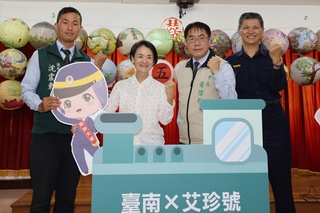 黃偉哲譚艾珍深入社區  聯手宣導防詐