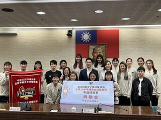 台北鯨華企業排球封后 蔣萬安加發20萬元獎金