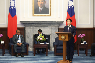 賴總統跨7035公里送學童洞洞鞋  吐瓦魯副總理致謝