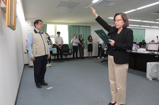 經發局長張婷媛上任  黃偉哲勉推動產業向上