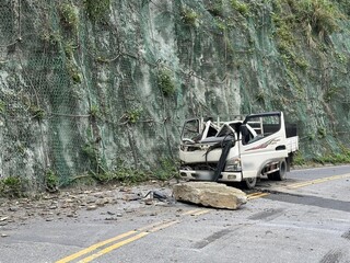 中橫宜蘭支線落石砸中小貨車  乘客亡、駕駛傷