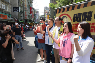 聲援罷團親自上街拉連署 朱立倫籲民眾勇敢反惡罷