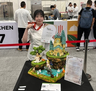 弘光科大陳昱蓁  新加坡國際廚藝挑戰賽摘銀