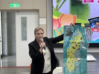 世界地球日 瑞典駐台辦事處贈花蓮學子環教繪本