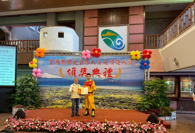 消防呂劭宥風馳雨驟垂降50公尺搜救  宜縣府表揚 | 華視新聞