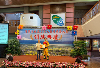 消防呂劭宥風馳雨驟垂降50公尺搜救  宜縣府表揚