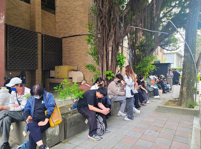 柯文哲術後首提訊開庭 支持者漏夜排隊等旁聽 | 華視新聞