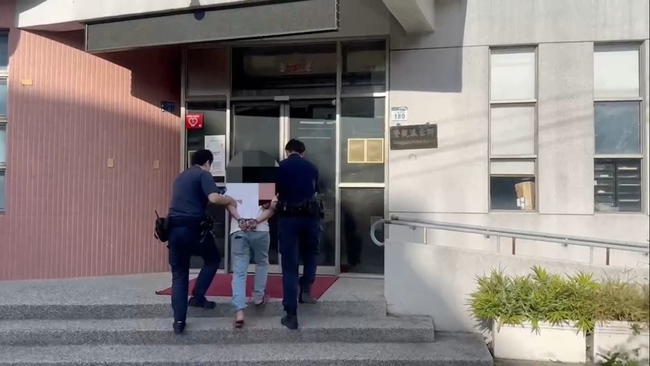 高雄男酒駕拒檢 逃逸失控自撞分隔島遭逮 | 華視新聞