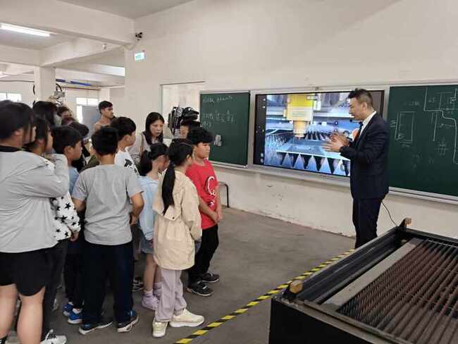 花蓮偏鄉學童參訪高雄工廠 發表AI繪本劇 | 華視新聞