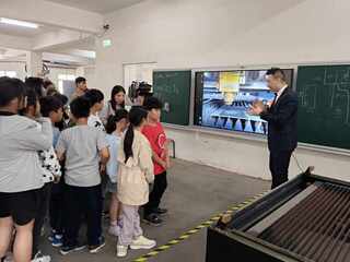 花蓮偏鄉學童參訪高雄工廠  發表AI繪本劇