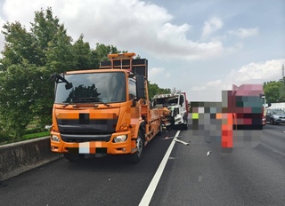 國1頭份段大貨車疑打瞌睡肇事 撞擊施工緩撞車