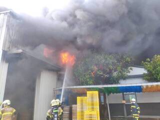 台南西港區食品廠房火警 火勢撲滅殘火處理暫無人傷