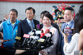 藍號召群眾北檢抗議 盧秀燕：有勇氣非常了不起