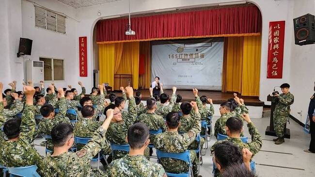金門軍人113年遭詐逾5百萬元 警入營區宣導打詐 | 華視新聞