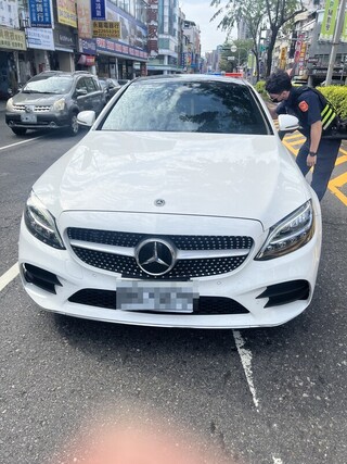 尖峰時刻車停路中 台中警查獲女酒駕昏睡送辦