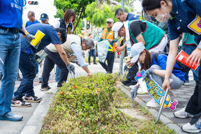 台南志工上街頭 2小時清出6噸垃圾、52公斤菸蒂 | 華視新聞