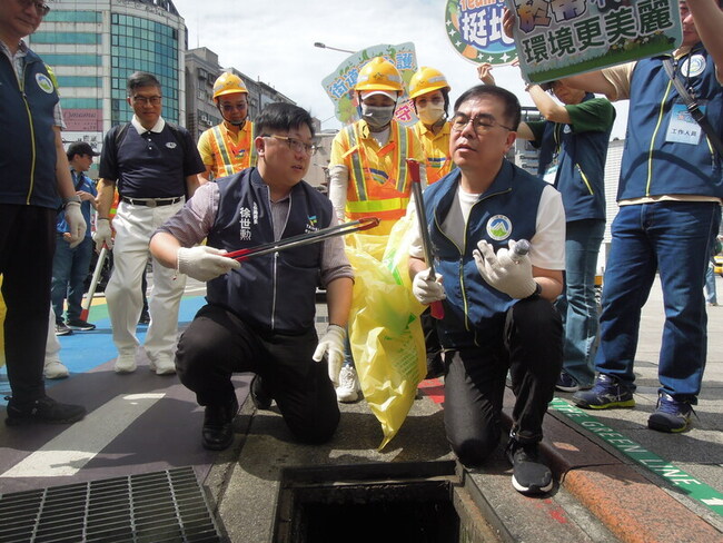 帶頭撿拾垃圾菸蒂 彭啓明:破壞環境是一種罪 | 華視新聞