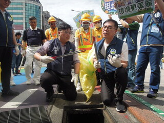 帶頭撿拾垃圾菸蒂 彭啓明：破壞環境是一種罪