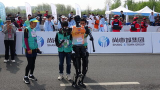 北京舉行全球首個機器人半馬 「天工Ultra」奪冠