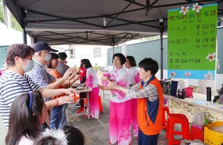 埔里辦桐花祭推廣客家文化 採茭白筍嚐傳統點心