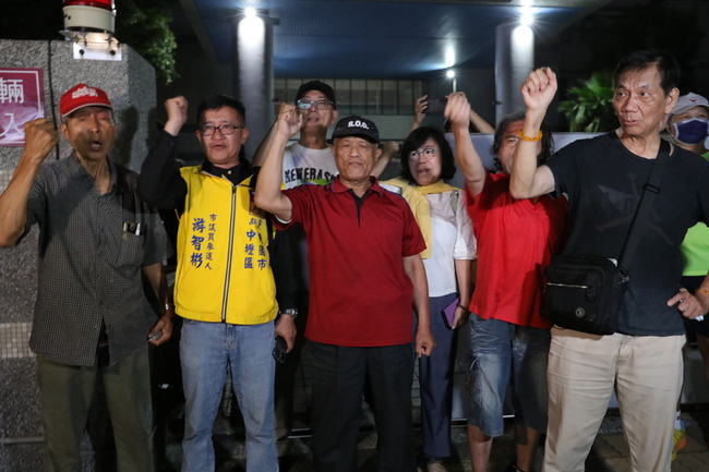 高雄雙罷劫負責人徐尚賢涉不實連署 遭羈押禁見 | 華視新聞