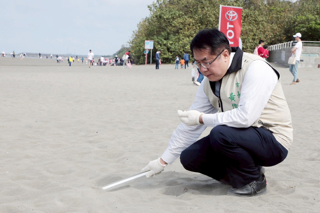 黃偉哲參與淨灘  鼓勵民間團體認養海岸 | 華視新聞