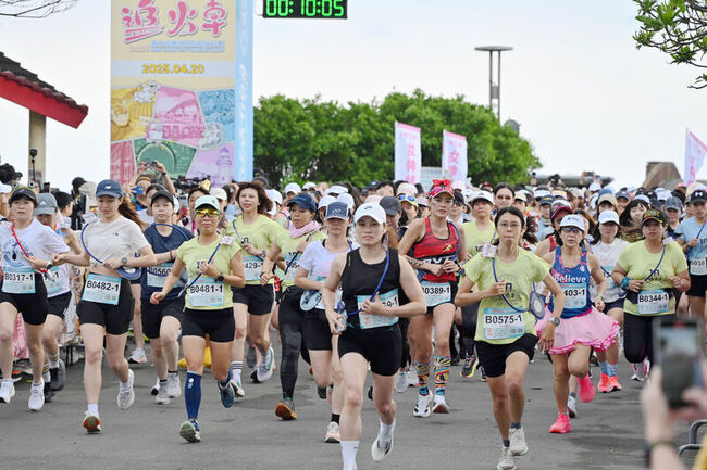 新北鐵道馬10週年  1100組選手開跑追火車 | 華視新聞