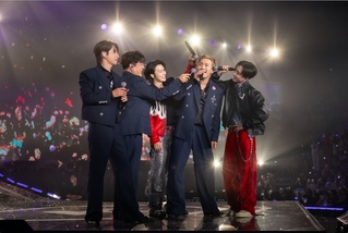 SJ子團來台獻唱 始源親寫中文紙花獻粉絲