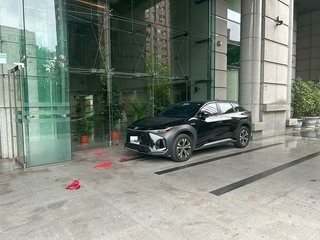 交通部大門遭扔點燃鞭炮波及停放車  警方追查