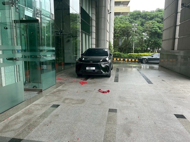 交通部大門遭放鞭炮 北市警鎖定女嫌依法偵辦 | 華視新聞