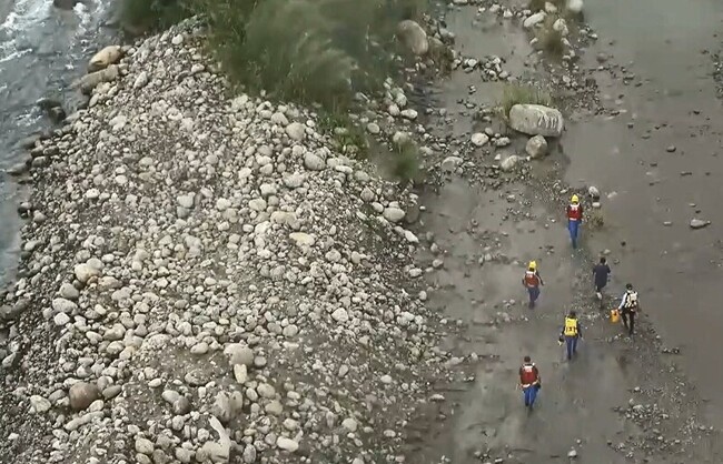 台中26歲男大甲溪垂釣落水 警消救起命危送醫 | 華視新聞