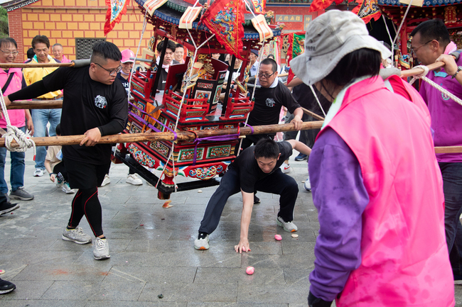 金門峰上「祭蜂鄉俗」 神輦夾擊間撿紅鴨蛋求平安 | 華視新聞