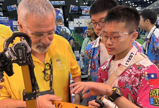 台灣隊穿客家衫出戰世界機器人冠軍賽 奪最佳表現獎 | 華視新聞