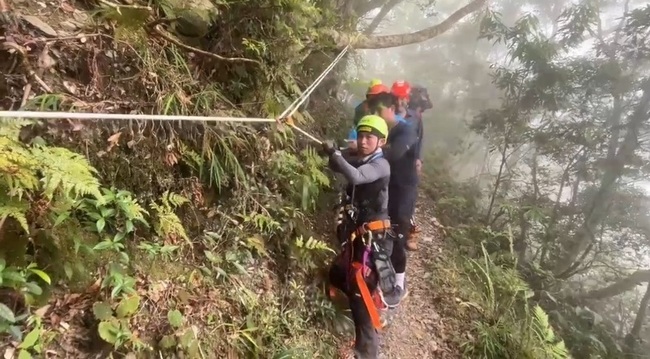 男子登山摔60米深山坡 全團無救護證照擬開罰 | 華視新聞