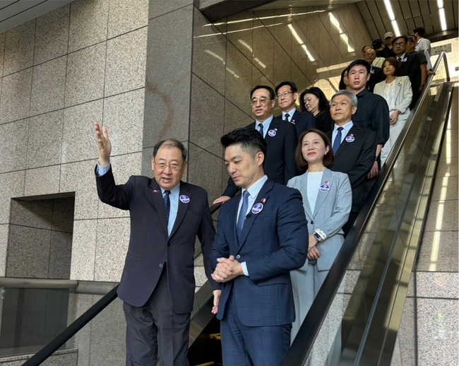 大巨蛋再度漏水 北市體育局判零星事件暫未開罰 | 華視新聞