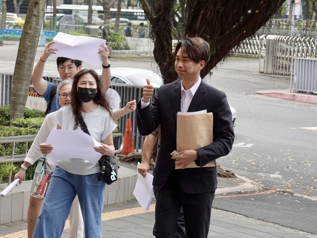 陳宥丞應訊柯文哲案疑戴智慧眼鏡 北檢傳喚說明 | 華視新聞