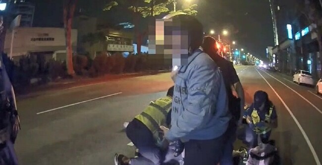 台中7旬母騎車送急診 44歲男途中摔落機車送醫不治 | 華視新聞