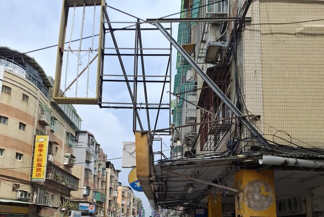 新北整頓市容 4大類違規招牌先輔導後拆除 | 華視新聞