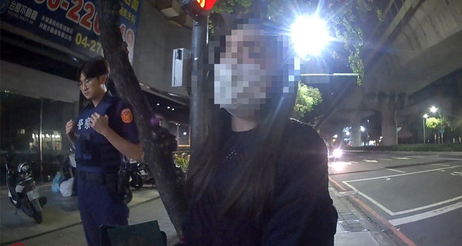 澳門女自由行掉錢包 中市警扮柯南24小時內尋回 | 華視新聞