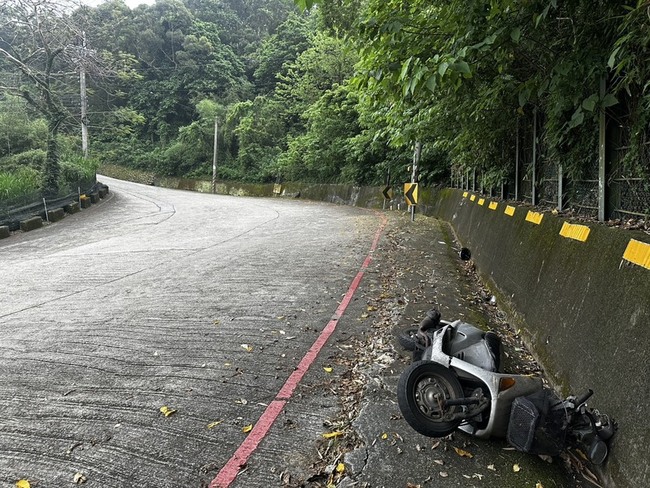 台中后里機車雙載下坡轉彎自撞護欄 1死1傷 | 華視新聞