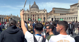 教宗方濟各逝世  各地信徒湧入梵蒂岡廣場哀悼